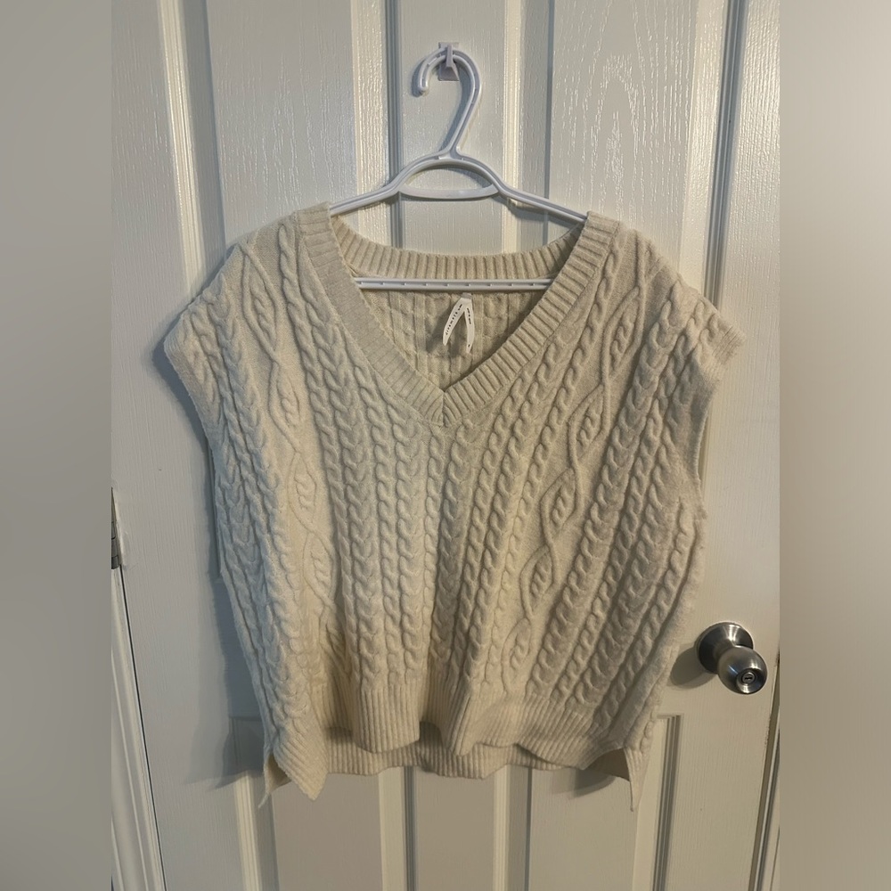 White dreamers knitter vest
Only worn maybe two times
